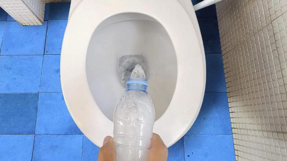 Mauvaise odeur des toilettes, avec l’astuce de la bouteille le problème est résolu immédiatement