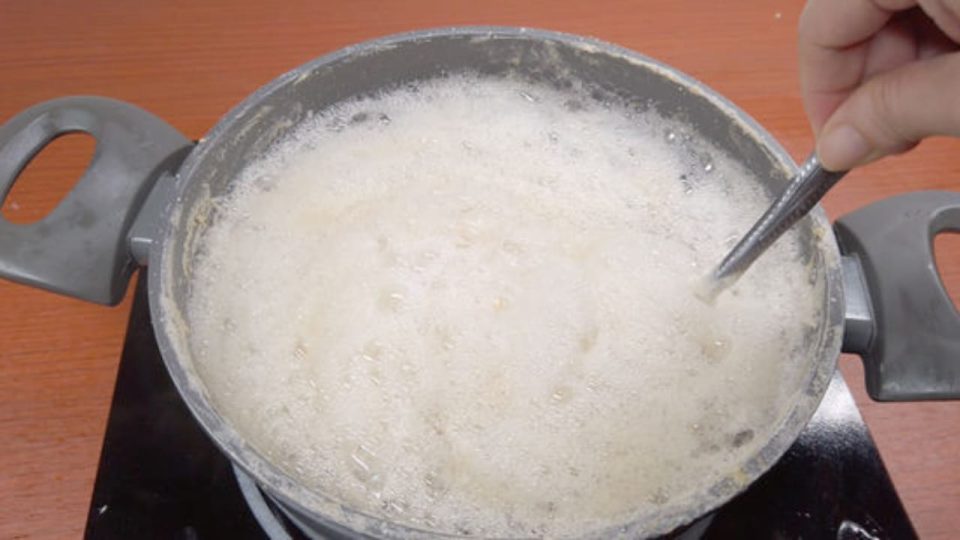 Du savon et de l’eau bouillante, mettez-les à ébullition dans une casserole – que se passe-t-il