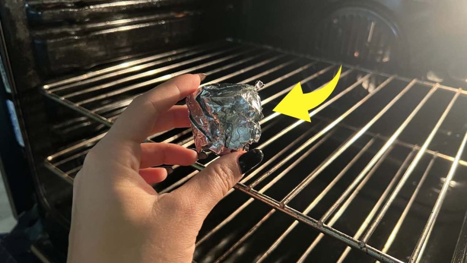 Pourquoi mettre 1 boule de papier d’aluminium au four : élimine un problème courant