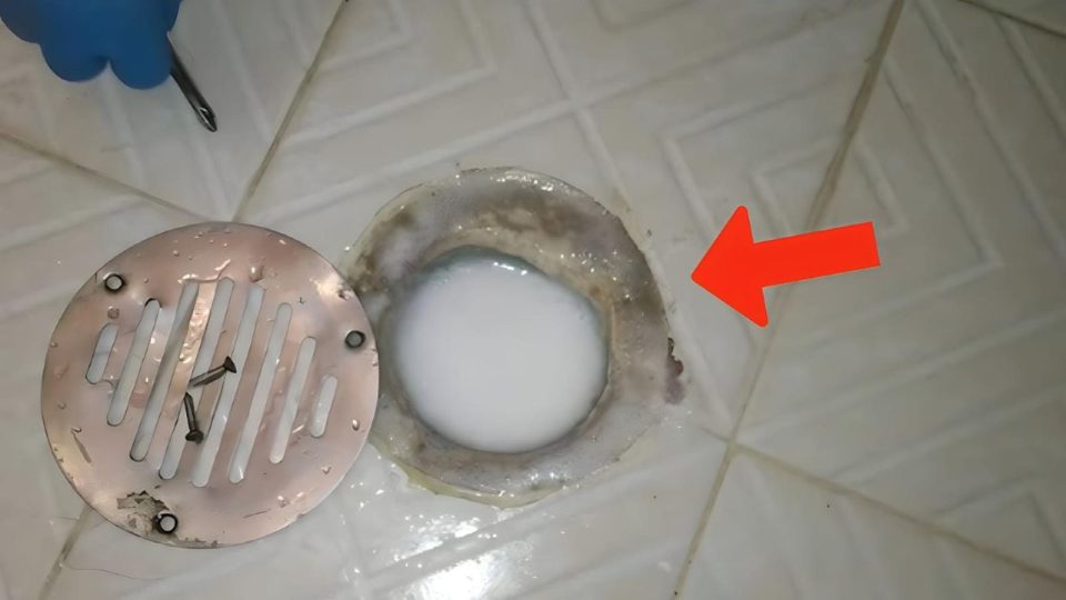 Comment nettoyer et déboucher en profondeur la caniveau de douche : ce geste suffit