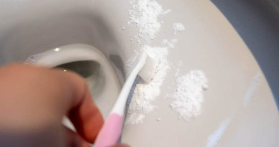 Cet additif élimine toute la saleté de la cuvette des toilettes, beaucoup plus fort que le bicarbonate de soude