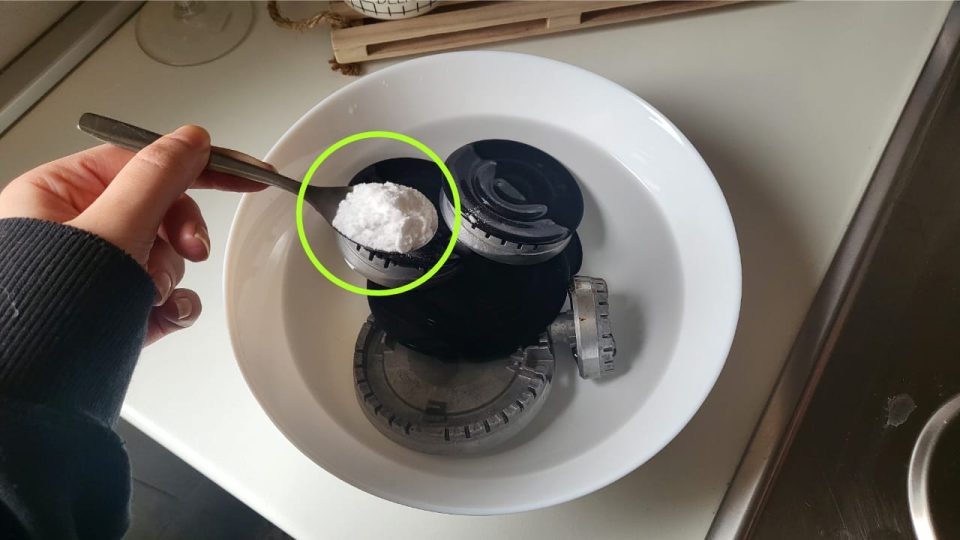 Cuisinières à gaz, 1 cuillère à soupe et vous les ferez briller à nouveau : voici ce qu’il faut faire