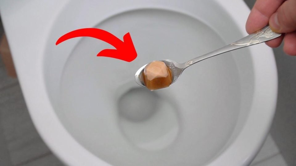 Jetez-le dans l’eau s’il est presque impossible de se débarrasser des taches jaunes des toilettes
