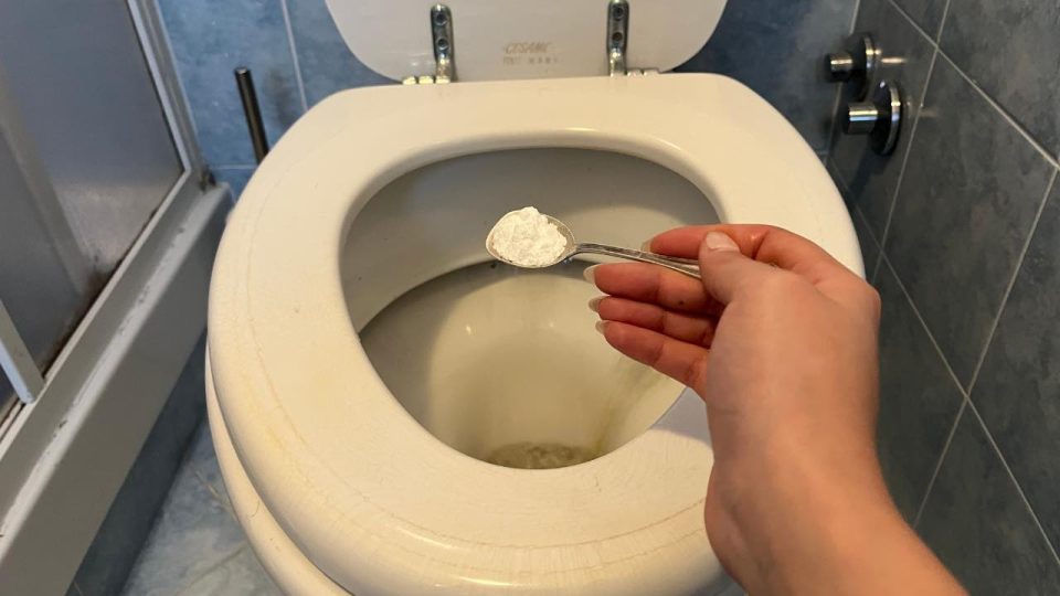 Blanchir les toilettes avec cet ingrédient : dépensez 2 euros et obtenez un résultat jamais vu auparavant