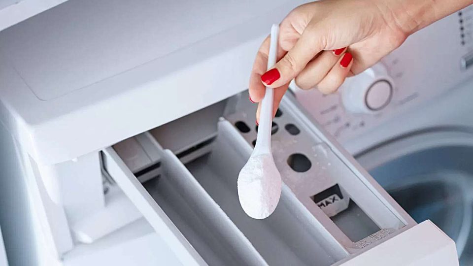 Élimine le calcaire de la machine à laver, deux cuillères à soupe de cet ingrédient suffisent