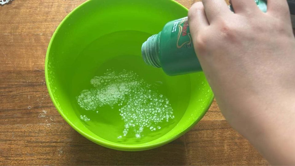 Essayez de mettre 2 cuillères à soupe de talc dans de l’eau tiède – vous aurez envie de le faire tout le temps