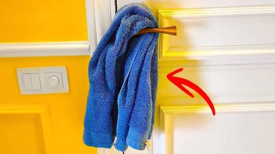 C’est pourquoi mettre une serviette mouillée sur la poignée de porte avant d’aller au lit
