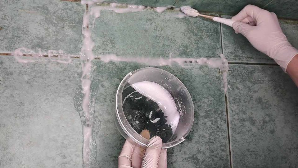 Ce composé naturel rendra à nouveau blancs les joints noirs entre les carreaux.
